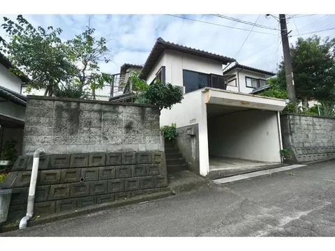 A sunny garden on a high hill and a spacious balcony! A 3LDK that can be fully renovated to your liking