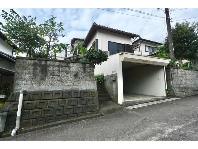 A sunny garden on a high hill and a spacious balcony! A 3LDK that can be fully renovated to your liking