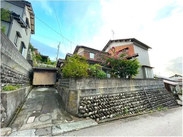 Close to convenience stores and pharmacies! Bus stop and Yamagawa Ring Road nearby for convenience! Some exterior and interior renovations