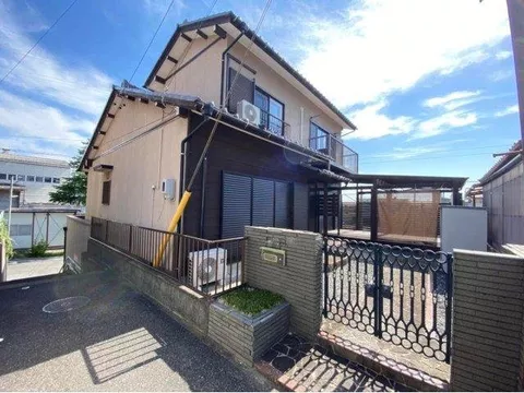 Whether selling or buying, Uchi Kaeru! 5LDK + indoor garage with wooden deck!