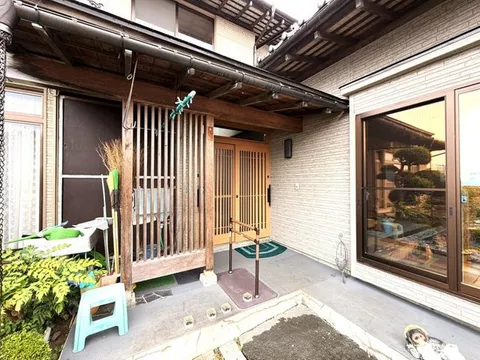 Where is the house?! (Inc.) Lifestyle Company *Interior photos have been AI processed.