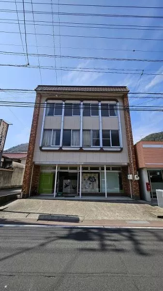 Oaza Kawamoto, Kawamoto-cho, Ochi-gun (Ota-shi Sta.) 3 stories above ground and 1 basement floor, 8LDK

3,000,000 yen