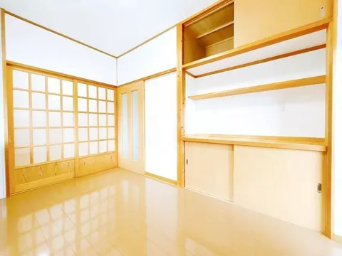 [Open House] Scheduled for renovation / Single-story / New seismic standards compliant / Parking for 2 cars available /