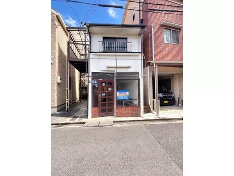 ◇Property with a first-floor store!◇ Since it is an unrenovated property, you can customize the renovation to your liking!
