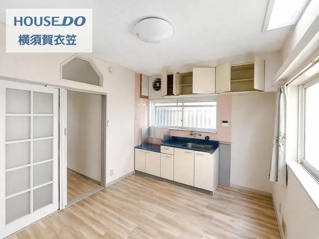 Well-ventilated two-story building. A quiet living environment and convenience guarantee a comfortable family life.