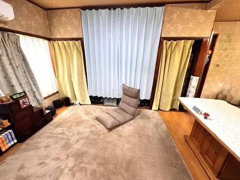 A 3LDK with a sense of openness and soft sunlight from the elevated east side. Spacious entrance hall and storage in each room - Image 3