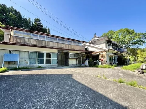 ■A residence with plenty of rooms featuring a 12SDK layout and a vast lot