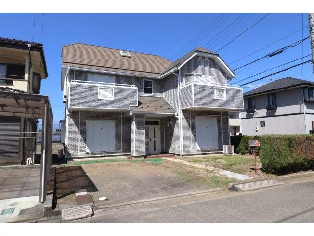 A used property with attic storage located in a residential area adjacent to Sakura Danchi, south of JR Higashi Hanawa Station.
