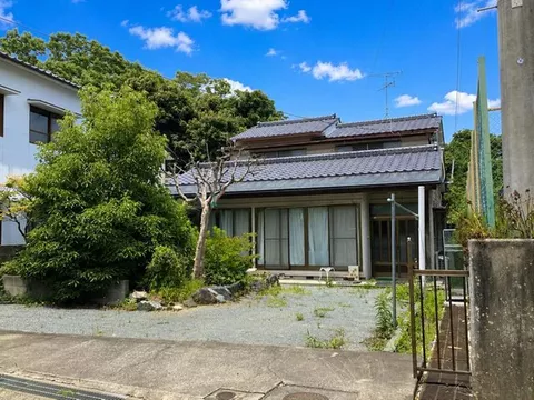 A detached house on a hill in Hirano, Iwaki City. There is parking for more than 5 cars, and elementary and junior high schools are within walking distance.