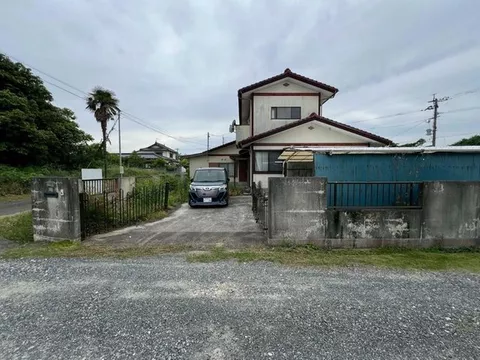 There is water supply and sewage. The road in front on the east side is a private road with no ownership share. Although it is a private road, primary