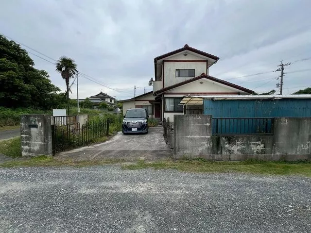 There is water supply and sewage. The road in front on the east side is a private road with no ownership share. Although it is a private road, primary