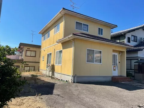 5-minute walk to Nakumi Elementary School, parking for 4 cars available on the premises!
