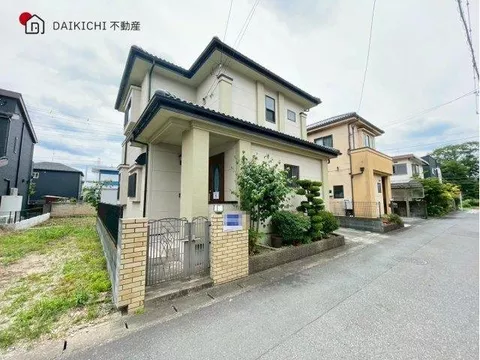 Southeast-facing with two sides of sunlight, good sunlight and ventilation♪ All rooms have storage available with a storage room! - Image 3