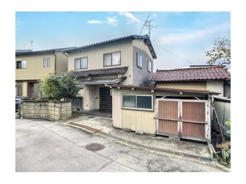 This is a used house adjacent to Togashi Elementary School.