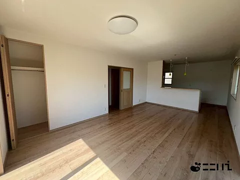 Used single-family home - Image 2