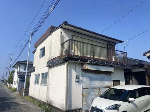 Recommended for families with many members or those who want a barn due to the large number of rooms in this 7LDK in Tamanashi City.