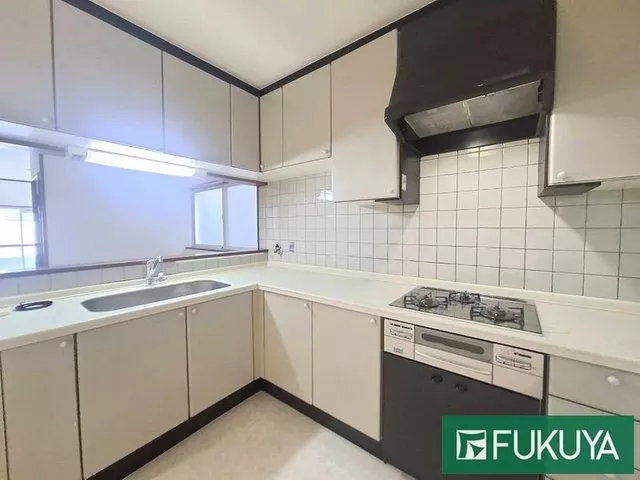 Renovated in June 2023 and August 2026! 4LDK + parking space available♪