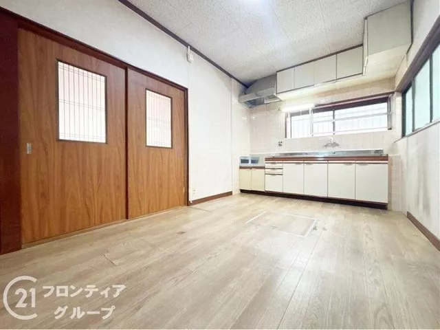 Parking for 2 cars available, land area of 38.06 tsubo, 5DK! Located on a high ground with many windows and good ventilation.
