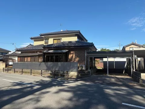 Elementary and middle schools are nearby, making commuting to school安心 (safe). Convenience stores are also within walking distance!