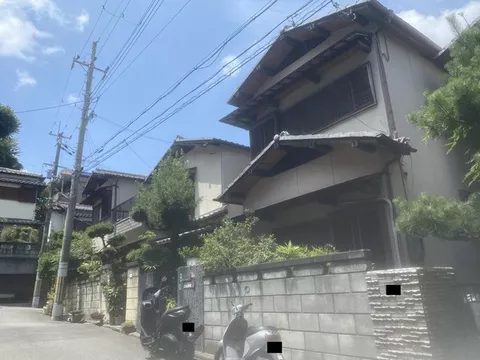 Located about a 4-minute walk from the station front redevelopment of Kozenji Station. Elegant Japanese-style architecture.