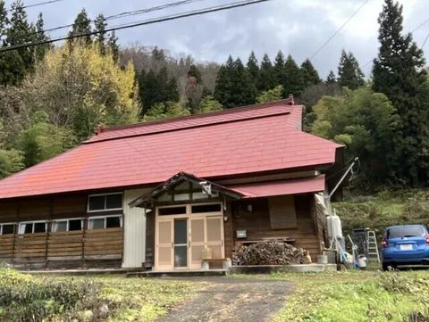 13 minutes on foot from JR Suigun Line "Ban'kyo Asakawa" Station