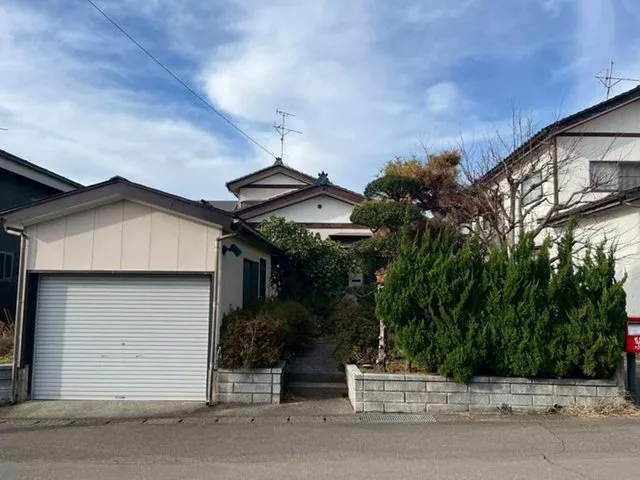 A used house with a garage built on a 69-tsubo lot in Koyo Town.