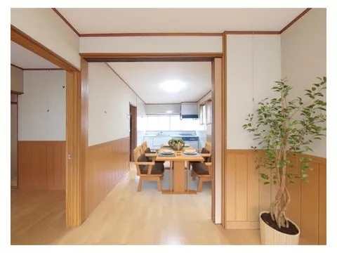 [Open House Held] [Current Sale] Fully renovated by the previous owner on the first floor. Parallel parking for regular cars.