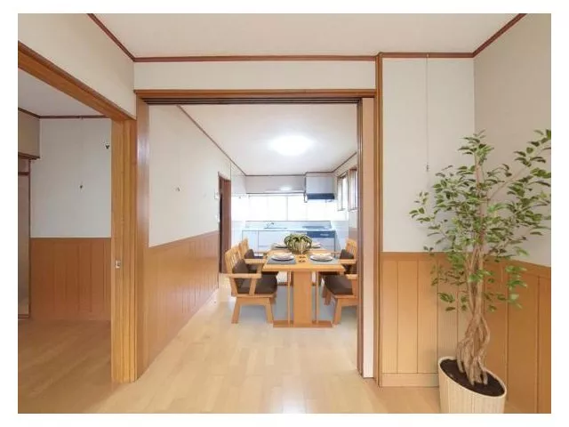 [Open House Held] [Current Sale] Fully renovated by the previous owner on the first floor. Parallel parking for regular cars.