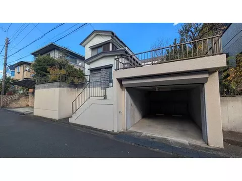 A regular-shaped lot within a subdivision. Access to Kurihama and Uraga.