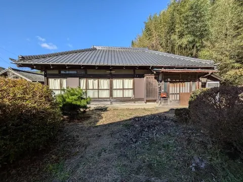 A traditional house over 110 years old. Recommended for vacation homes or restaurants utilizing traditional houses!