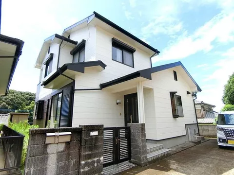 Nature-rich Tokusen Kawauchi-cho, Omura City. Beautiful two-story house with exterior renovation completed.