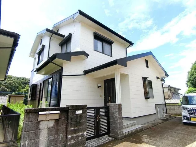 Nature-rich Tokusen Kawauchi-cho, Omura City. Beautiful two-story house with exterior renovation completed.