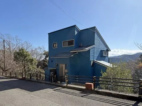 Located on a hill, with mountain views, low surrounding traffic, Japanese-style room, loft, and hot spring connection possible