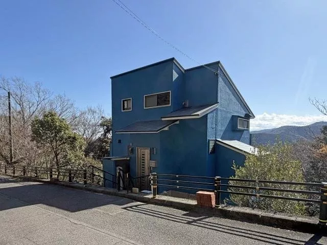 Located on a hill, with mountain views, low surrounding traffic, Japanese-style room, loft, and hot spring connection possible