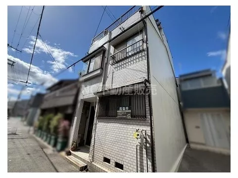 With three Japanese-style rooms and a walk-in closet, this spacious layout brings your family's ideals to life!