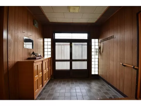 ■ 2-story, 6DK used house!■ Parking for 2 cars!■ 15 minutes on foot to Hachirogata Station