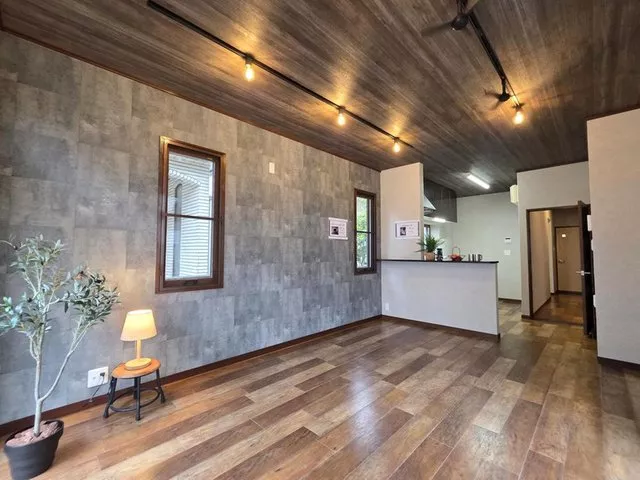Compact yet each room is over 6 tatami mats in size, allowing for one room per person.