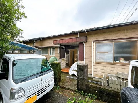 Scheduled interior and exterior renovation. Single-story building with 3LDK. Parking for 2 cars available.