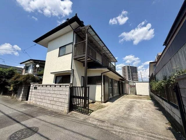 A south-facing 4DK that has been renovated and is comfortable to live in. Located in a quiet residential area with good sunlight.