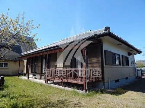 The building is in good condition ☆ There is a spacious south-facing garden with a wooden deck!