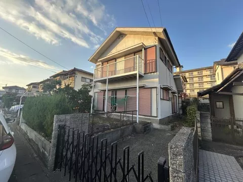 Approximately 550m to Yufugawa Elementary School, about 1500m to Aeon Hasama store, and more.
