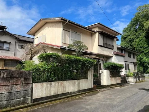 A quiet residential area surrounded by nature in Ashikubo Housing Complex.