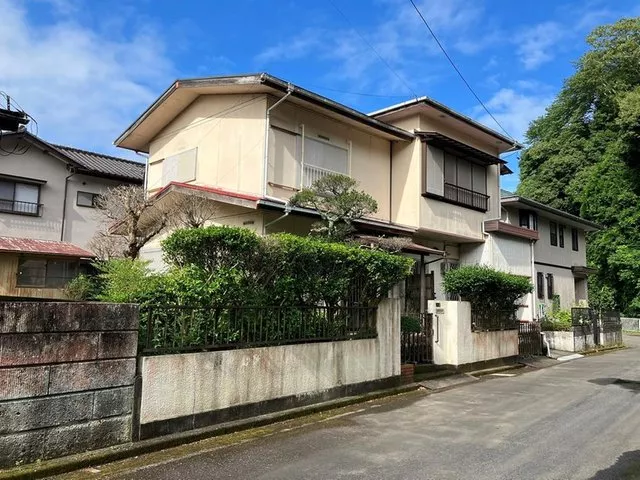 A quiet residential area surrounded by nature in Ashikubo Housing Complex.