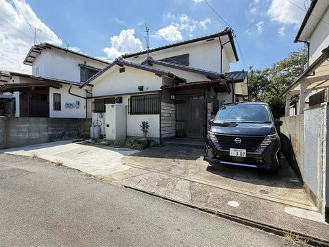 A detached house in the convenient Kamitsu area! Up to three compact cars can be parked.