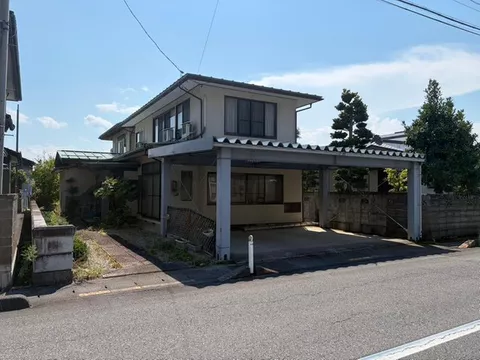 Spacious used house with a field on a large lot