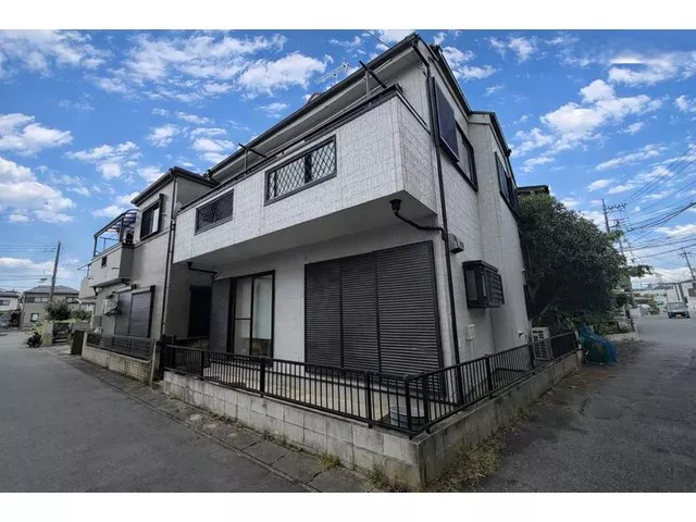 A calm living environment for a spacious lifestyle. Two-story used house with attic storage