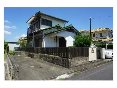 Quiet residential area, all rooms face south with good sunlight, parking available for 3 cars (depending on vehicle type)