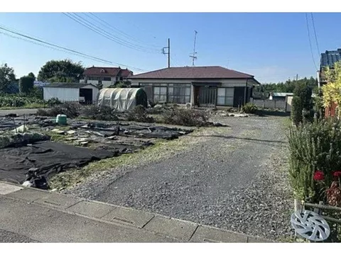 Located on a corner lot facing southeast, with good sunlight and ventilation♪ Surrounded by a peaceful rural landscape♪