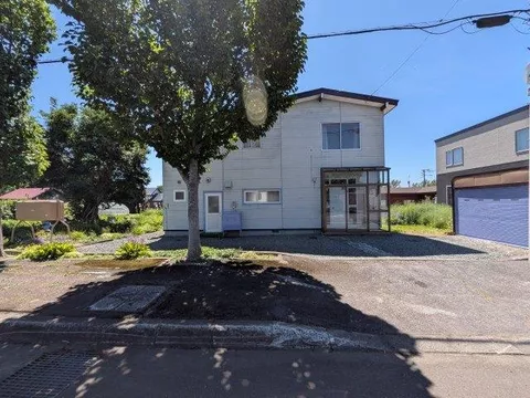 Ideal for investment or DIY base! Over 100 tsubo of land, detached house with shutter garage and large garden