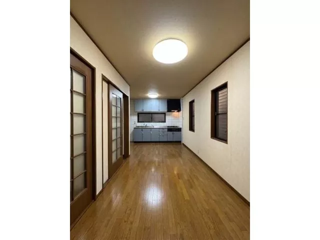 East-facing balcony with good sunlight, built-in garage, and well-equipped surrounding facilities.